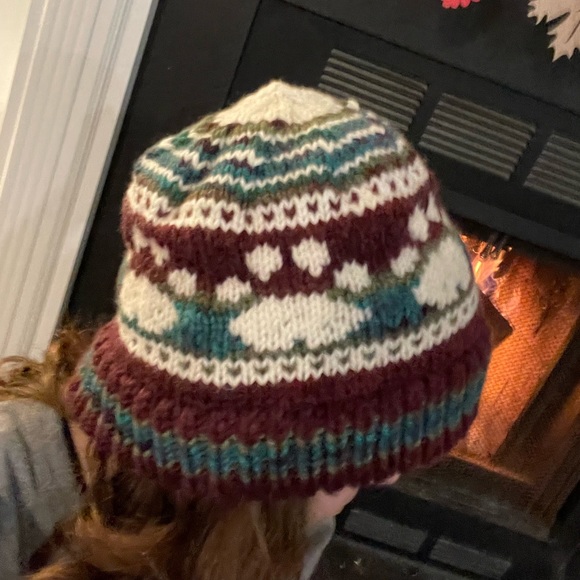 Knit paw print hat - Picture 2 of 2